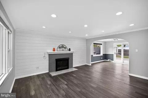 Living - 7403 Charlotte St, Springfield, VA 22150 photo 4 of 5
