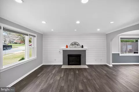 Living - 7403 Charlotte St, Springfield, VA 22150 photo 2 of 5