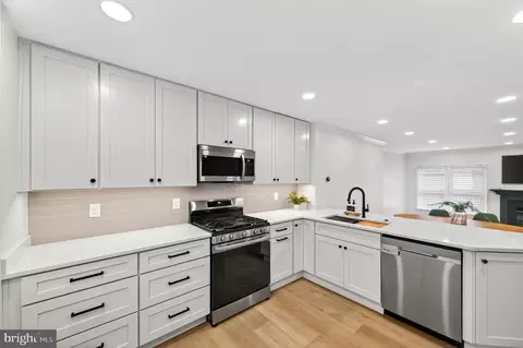 5191 Glen Meadow Dr, Centreville, VA 20120