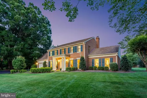 2201 Lydia Pl, Vienna, VA 22181