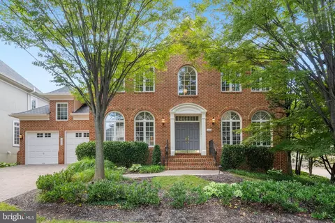 Exterior - 7414 Old Maple Sq, Mclean, VA 22102 photo 2 of 5