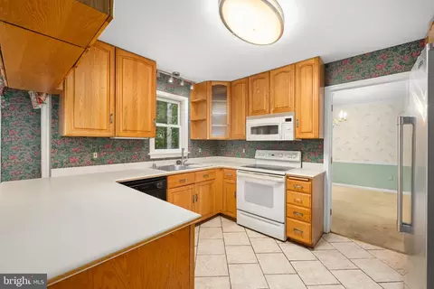 9023 Streamview Ln, Vienna, VA 22182 photo 7