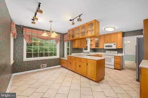 9023 Streamview Ln, Vienna, VA 22182 photo 9