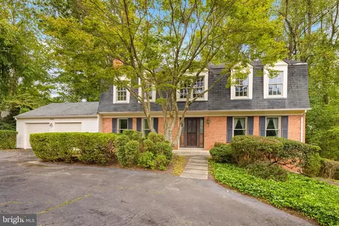 9023 Streamview Ln, Vienna, VA 22182