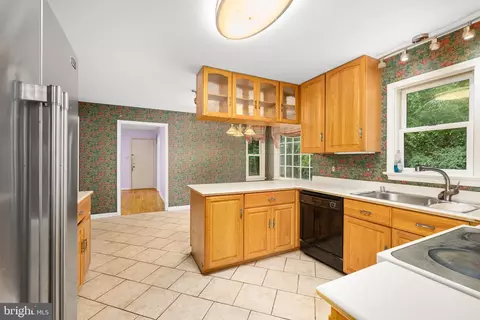 9023 Streamview Ln, Vienna, VA 22182 photo 8