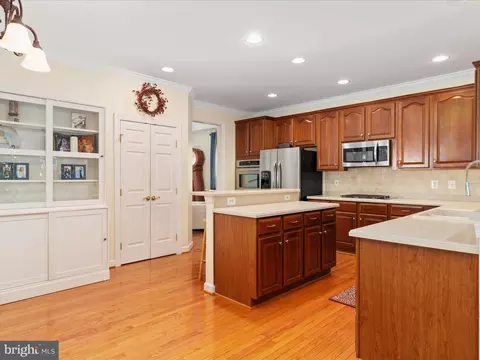 8590 Beatrice Ct, Springfield, VA 22152 photo 9
