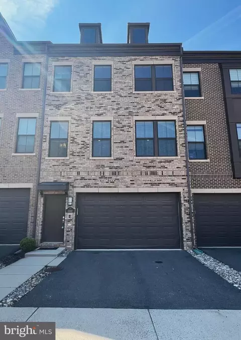 3092 Alan Shepard St, Herndon, VA 20171