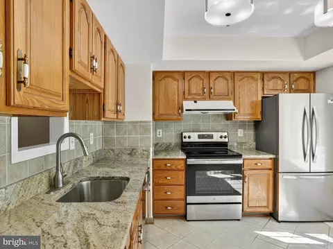 Kitchen - 5702 Mason Bluff Dr, Burke, VA 22015 photo 4 of 4