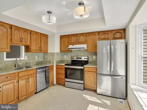 Kitchen - 5702 Mason Bluff Dr, Burke, VA 22015 photo 3 of 4