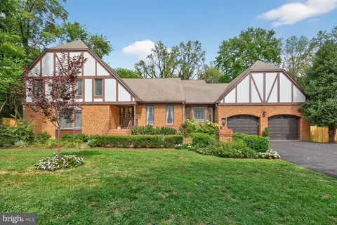 7054 Idylwood Rd, Falls Church, VA 22043