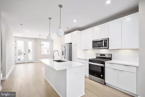 14351 Glen Manor Dr, Chantilly, VA 20151