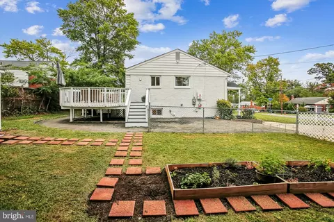 Exterior - 5808 Ash Dr, Springfield, VA 22150 photo 7 of 19