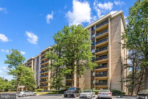 3100 S Manchester St #813, Falls Church, VA 22044