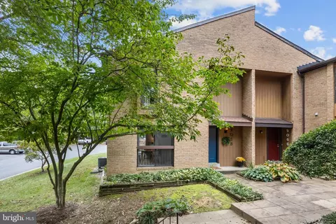 9068 Blarney Stone Dr, Springfield, VA 22152