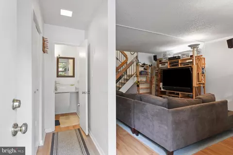 2266 White Cornus Ln, Reston, VA 20191 photo 3