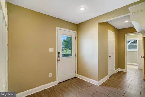 Entry Way - 5227 Cather Rd, Springfield, VA 22151 photo 5 of 8