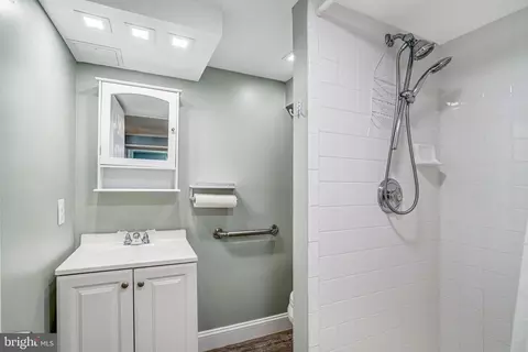 Bath - 5227 Cather Rd, Springfield, VA 22151 photo 8 of 8