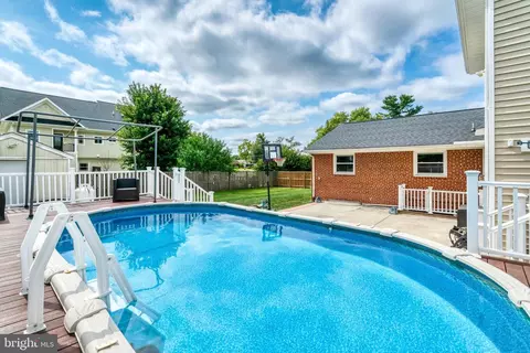 Exterior - 5227 Cather Rd, Springfield, VA 22151 photo 7 of 10