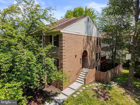6028 Crown Royal Cir, Alexandria, VA 22310