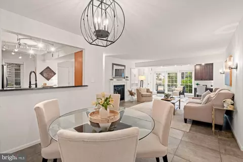 7765 Willow Point Dr #7765, Falls Church, VA 22042