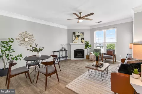 Living - 1521 Spring Gate Dr #10413, Mclean, VA 22102 photo 1 of 2