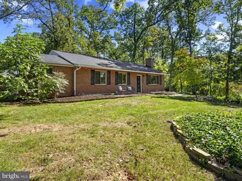 1301 Gahant Rd, Alexandria, VA 22308