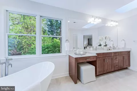 Bath - 6915 Saint Albans Rd, Mclean, VA 22101 photo 4 of 8