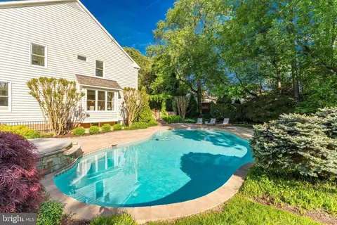 Exterior - 6915 Saint Albans Rd, Mclean, VA 22101 photo 5 of 12