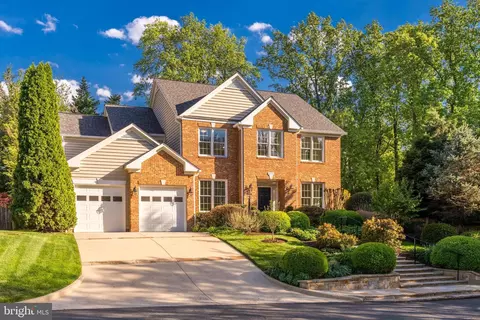Exterior - 6915 Saint Albans Rd, Mclean, VA 22101 photo 11 of 12
