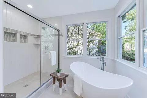 Bath - 6915 Saint Albans Rd, Mclean, VA 22101 photo 5 of 8