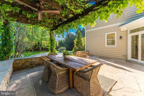 Exterior - 6915 Saint Albans Rd, Mclean, VA 22101 photo 6 of 12