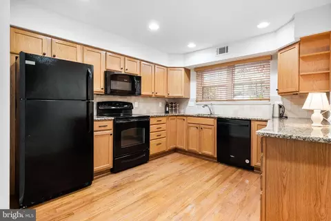Kitchen - 2027 Headlands Cir, Reston, VA 20191 photo 2 of 2