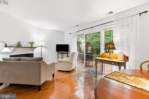Living - 2027 Headlands Cir, Reston, VA 20191 photo 2 of 3