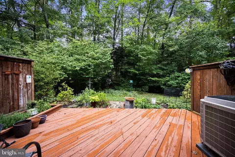 Exterior - 2027 Headlands Cir, Reston, VA 20191 photo 4 of 8