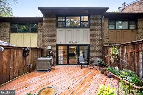 Exterior - 2027 Headlands Cir, Reston, VA 20191 photo 3 of 8