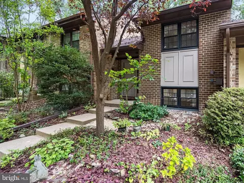 Exterior - 2027 Headlands Cir, Reston, VA 20191 photo 2 of 8