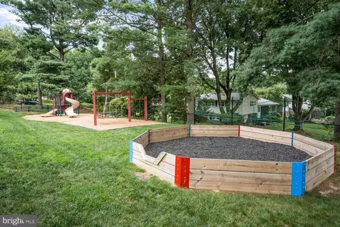 Exterior - 2615 E Meredith Dr, Vienna, VA 22181 photo 14 of 15