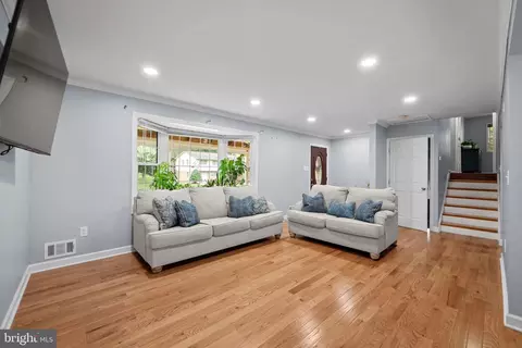 Living - 7222 Willow Oak Pl, Springfield, VA 22153 photo 2 of 2