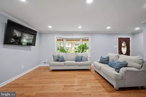 Living - 7222 Willow Oak Pl, Springfield, VA 22153 photo 1 of 2