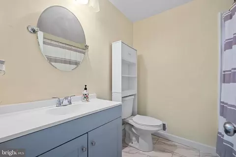 Bath - 7222 Willow Oak Pl, Springfield, VA 22153 photo 2 of 3
