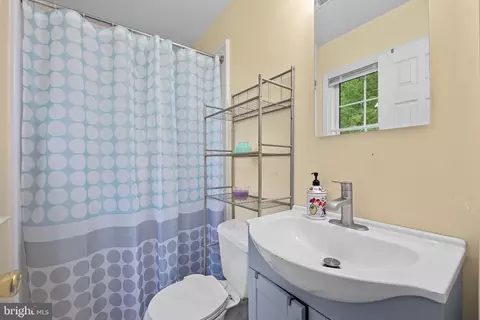 Bath - 7222 Willow Oak Pl, Springfield, VA 22153 photo 3 of 3