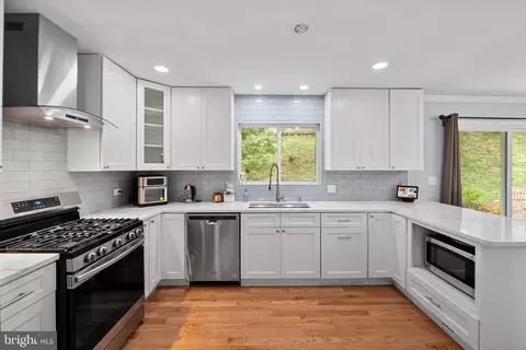 Kitchen - 7222 Willow Oak Pl, Springfield, VA 22153 photo 2 of 4