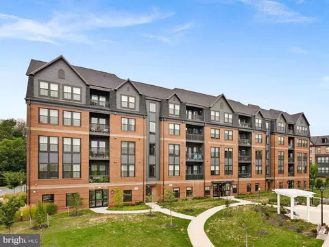 3925 Fair Ridge Dr #305, Fairfax, VA 22033
