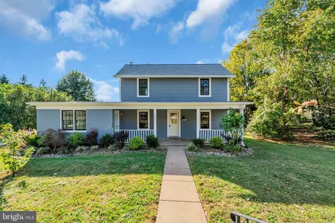 879 Station St, Herndon, VA 20170