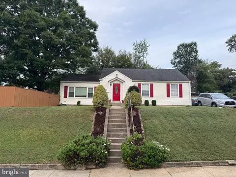 2112 Pimmit Dr, Falls Church, VA 22043