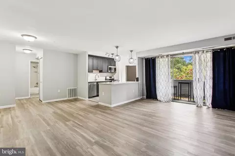 5608 Bloomfield Dr #204, Alexandria, VA 22312
