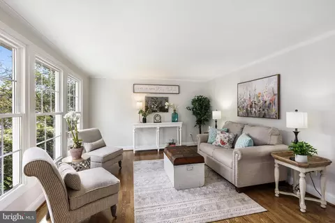 Living - 8695 Young Ct, Springfield, VA 22153 photo 2 of 5