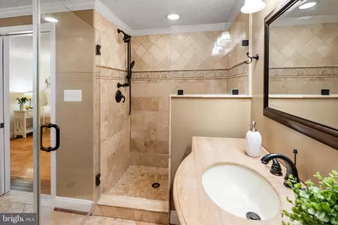 Bath - 8695 Young Ct, Springfield, VA 22153 photo 4 of 6