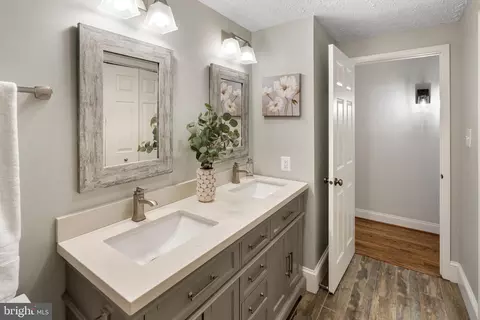 Bath - 8695 Young Ct, Springfield, VA 22153 photo 5 of 6