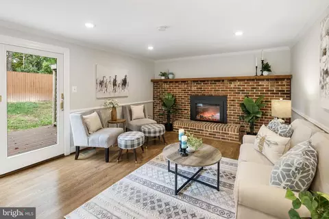 Living - 8695 Young Ct, Springfield, VA 22153 photo 3 of 5